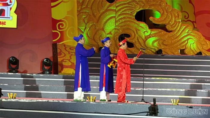 Trong phần lễ, nghi thức đọc văn tế được thực hiện trang nghiêm, thành kính, thể hiện sự tưởng nhớ, tri ân đối với Anh hùng dân tộc Trần Hưng Đạo và những đóng góp của bậc tiền nhân đối với lịch sử dân tộc. Trong ảnh, ông Trần Quang Sơn và đoàn tế kính cẩn đọc Văn tế Đức Thánh Trần tại Lễ tưởng niệm 726 năm Ngày mất của Anh hùng dân tộc Trần Hưng Đạo.