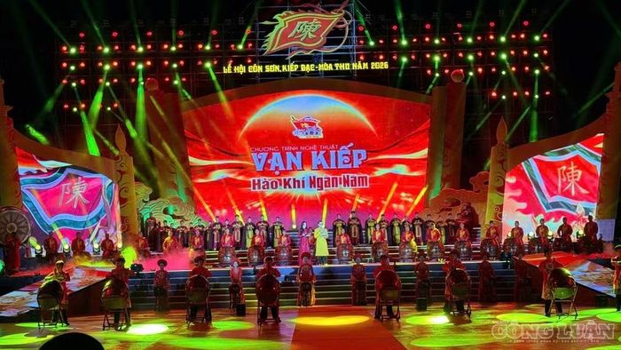 Chương trình nghệ thuật “Vạn Kiếp - Hào khí ngàn năm” được xây dựng dưới hình thức đại cảnh ca, múa, nhạc kết hợp nghệ thuật trống hội, nhằm tái hiện bằng ngôn ngữ nghệ thuật những lớp trầm tích lịch sử, văn hóa và tâm linh tiêu biểu của vùng đất Côn Sơn - Kiếp Bạc.