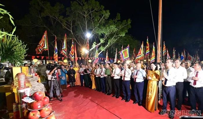 Ông Lê Tiến Châu - Ủy viên BCH Trung ương Đảng, Phó Thủ tướng Chính phủ dâng hương tưởng niệm 726 năm Ngày mất của Anh hùng dân tộc Trần Hưng Đạo.