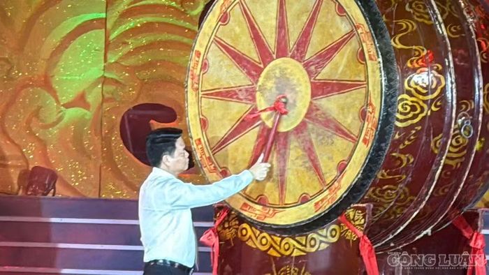 Ông Lê Ngọc Châu - Uỷ viên BCH Trung ương Đảng, Bí thư Thành uỷ, Trưởng đoàn Đại biểu Quốc hội thành phố Hải Phòng thực hiện nghi thức khởi trống khai hội Côn Sơn, Kiếp Bạc - mùa Thu năm 2026.