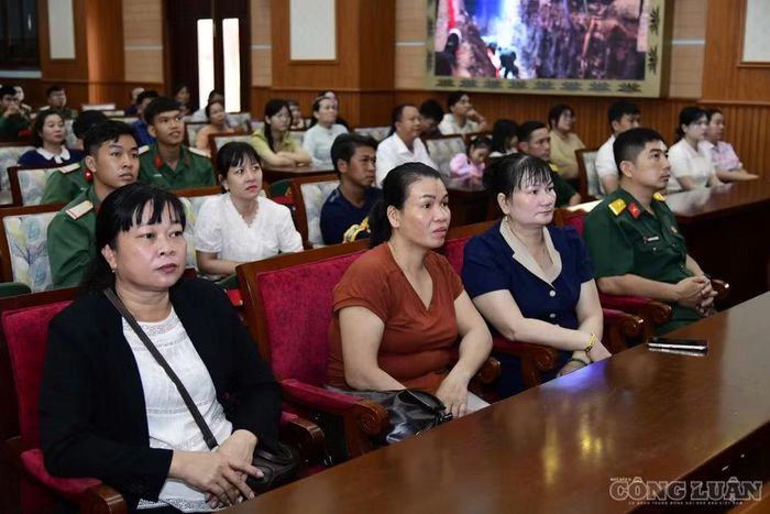 Người thân các chiến sĩ có mặt tại chương trình.