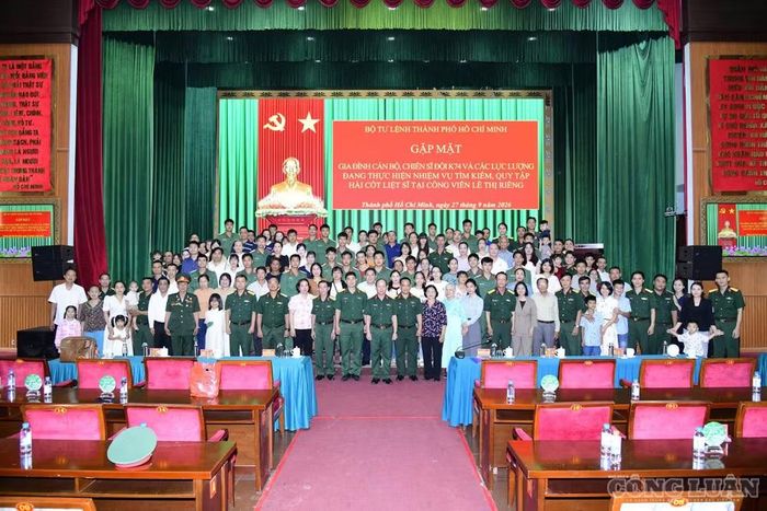 Toàn thể đại biểu, chiến sĩ, người thân cùng chụp ảnh lưu niệm tại chương trình.