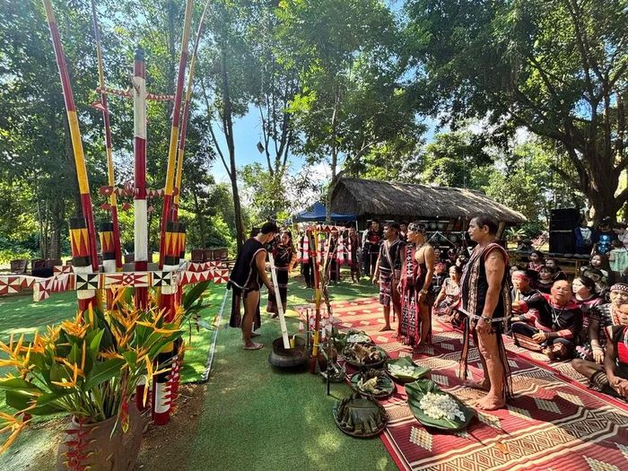 Thầy cúng chính thực hiện nghi lễ cùng sự tham gia của đồng bào Đinh Văn Thiên, dân tộc Ba Na; Nay Brui, dân tộc Gia Rai và Tân Quang Đôn, dân tộc Tà Ôi. Ảnh: BTC