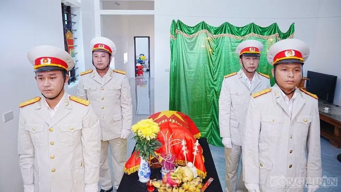 Phút tiễn biệt thương binh Võ Ngọc Ánh. Ảnh: Kim Long