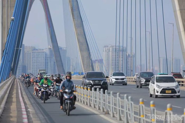 Bên cạnh việc điều chỉnh tốc độ, phương án tổ chức giao thông mới còn bao gồm việc hoàn thiện hệ thống biển báo, vạch sơn và biển báo khoảng cách an toàn trên cầu Nhật Tân.
