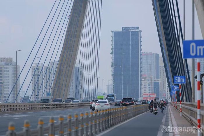 Tại mỗi vị trí có 5 biển báo, lần lượt thể hiện các mốc khoảng cách 0 m, 50 m, 100 m, 150 m và 200 m. Trên mặt đường, các vạch sơn được bố trí tương ứng với hệ thống biển báo, giúp người điều khiển phương tiện dễ dàng ước lượng khoảng cách với xe phía trước. (Hình ảnh ghi nhận vào buổi sáng 27/9).