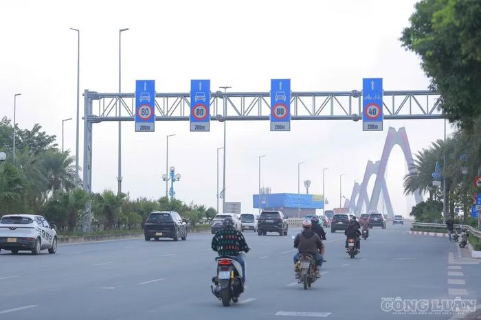 Việc này diễn ra trong ngày đầu Hà Nội triển khai thí điểm phương án điều chỉnh tổ chức giao thông trên cầu Nhật Tân, trong đó giảm tốc độ tối đa ở làn ô tô sát dải phân cách giữa từ 90 km/h xuống 80 km/h.