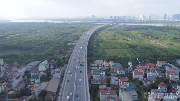 Sở Xây dựng Hà Nội đề nghị người tham gia giao thông chấp hành hệ thống biển báo, vạch sơn trên mặt đường, đi đúng tốc độ cho phép và duy trì khoảng cách an toàn tối thiểu giữa các phương tiện.
