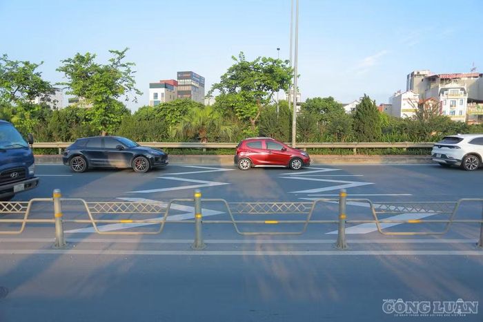 Vạch kẻ khoảng cách vẫn được giữ nguyên, nhưng các biển cảnh báo đã được dỡ.