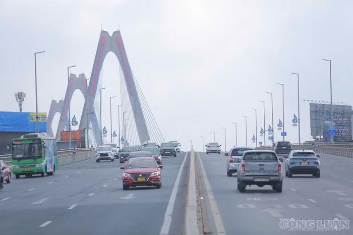 Theo phương án của Sở Xây dựng Hà Nội, việc điều chỉnh tốc độ được thực hiện trên làn số 1, dành cho ô tô sát dải phân cách giữa, ở cả hai chiều lưu thông trên cầu Nhật Tân. (Hình ảnh ghi nhận vào buổi sáng 27/9).