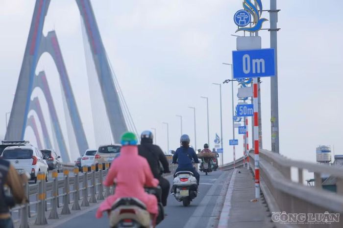Đáng chú ý, theo phương án, tại chiều từ trung tâm Hà Nội đi sân bay Nội Bài và chiều ngược lại, biển báo và vạch kẻ khoảng cách được bố trí tại 3 vị trí trên cầu. (Hình ảnh ghi nhận vào buổi sáng 27/9).
