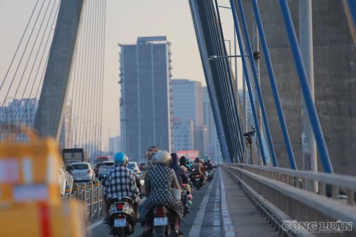 Tuy nhiên, theo ghi nhận của phóng viên vào chiều 27/9, biển báo phục vụ việc nhận biết khoảng cách an toàn đã được tháo dỡ chỉ sau chưa đầy 24 giờ kể từ khi phương án thí điểm được triển khai.