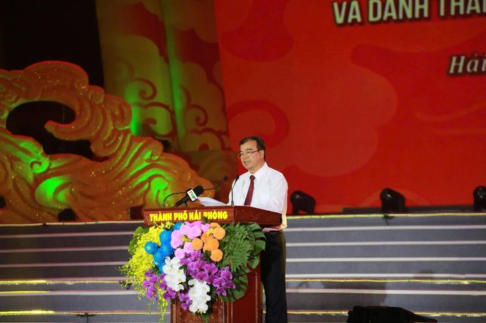 Ông Nguyễn Minh Hùng, Phó Chủ tịch UBND thành phố, Trưởng Ban Tổ chức Lễ hội Côn Sơn - Kiếp Bạc mùa thu năm 2026 đọc diễn văn khai hội (ảnh Nguyễn Giáp CLB Nhiếp ảnh Hải Phòng)