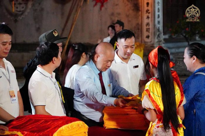  Ban tổ chức Lễ hội Côn Sơn, Kiếp Bạc - mùa Thu năm 2026 tổ chức Lễ khai ấn và ban ấn Đền Kiếp Bạc (ảnh Ban tổ chức)