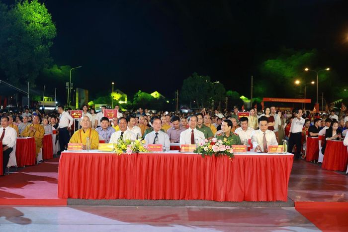 Cùng dự chương trình còn có đại diện lãnh đạo các ban, bộ, ngành, đoàn thể Trung ương và lãnh đạo các tỉnh, thành phố (ảnh Nguyễn Giáp CLB Nhiếp ảnh Hải Phòng)