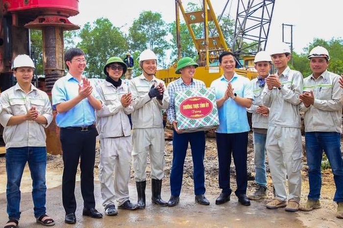 Bí thư Tỉnh ủy Quảng Trị tặng quà cho đội ngũ cán bộ, người lao động đang làm việc tại dự án Quốc lộ 15D đoạn từ cảng Mỹ Thủy đến cao tốc Cam Lộ - La Sơn (Ảnh: Trần Tuyền)