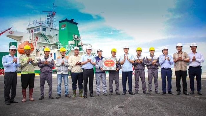 Bí thư Tỉnh ủy Quảng Trị tặng quà cho đội ngũ cán bộ, người lao động đang làm việc tại dự án cảng Mỹ Thủy (Ảnh: Trần Tuyền)