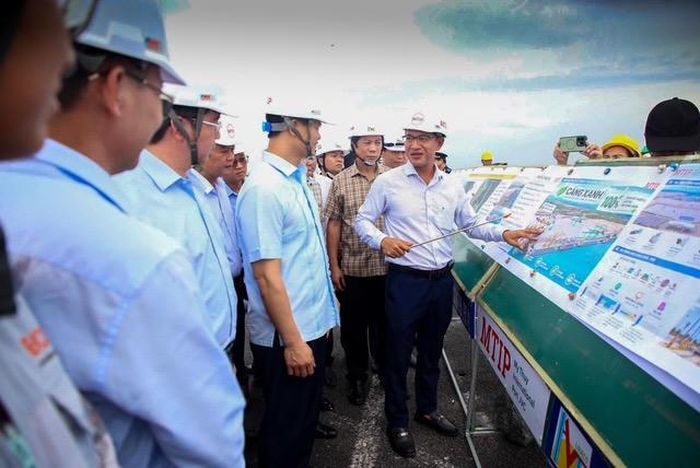 Bí thư Tỉnh ủy Quảng Trị kiểm tra dự án cảng Mỹ Thủy (Ảnh: Trần Tuyền)