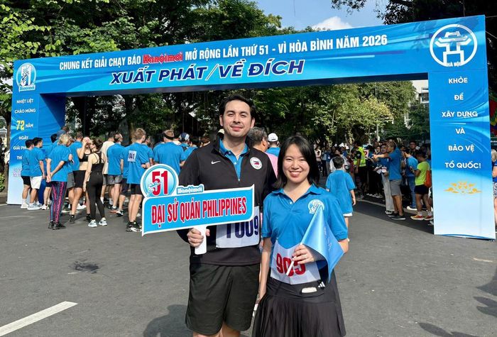 Vợ chồng Phó Đại sứ Philippines cùng tham gia giải chạy (Ảnh: Hoàng Nam).