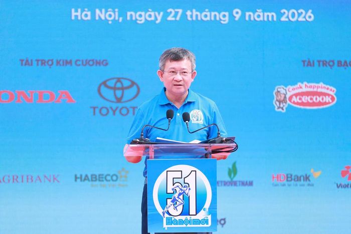 Ông Nguyễn Ngọc Kỳ, Chủ tịch Liên hiệp các tổ chức hữu nghị thành phố Hà Nội đọc Thông điệp hòa bình tại Chung kết Giải chạy Báo Hànộimới mở rộng lần thứ 51 - Vì hòa bình năm 2026 (Ảnh: BTC).