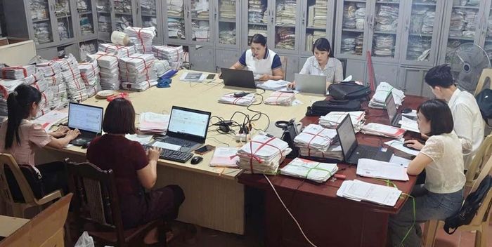 Cán bộ Văn phòng Đăng ký đất đai Thanh Hóa rà soát, đối chiếu, chuẩn hóa thông tin từng thửa đất trong chiến dịch cao điểm làm sạch dữ liệu đất đai (Ảnh: TY).