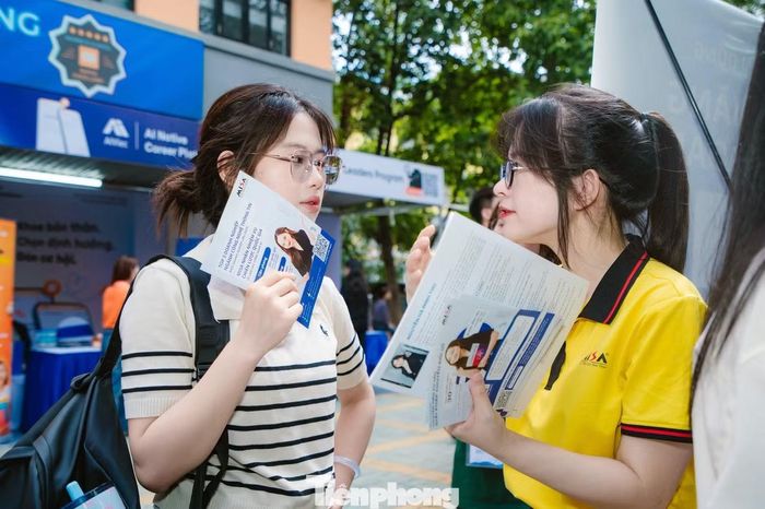 Thí sinh tìm hiểu thông tin tuyển sinh nhóm ngành công nghệ năm 2026 tại Hà Nội. Ảnh: Dương Triều