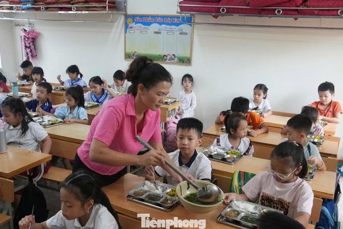 Bữa ăn bán trú của học sinh.