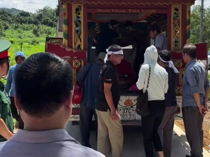 Khoảnh khắc tiễn biệt người thương binh Võ Ngọc Ánh.