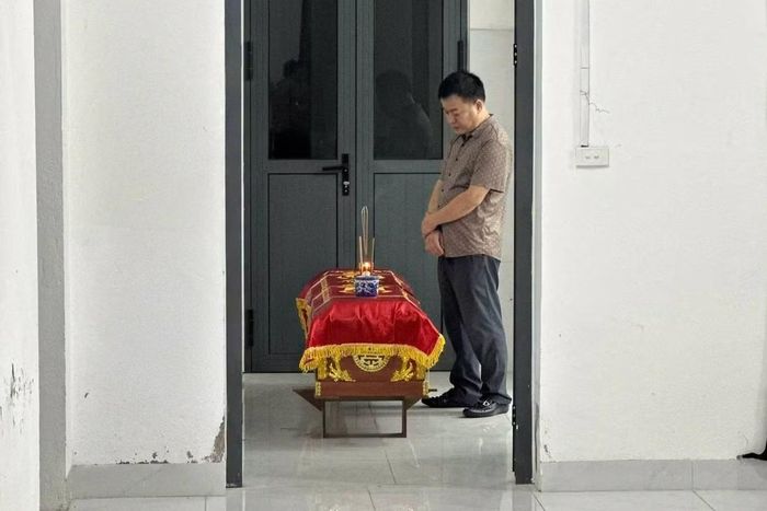 Ông Nguyễn Thiếu Lâm - Giám đốc Trung tâm Điều dưỡng thương binh Nghệ An tiễn biệt thương binh Võ Ngọc Ánh.