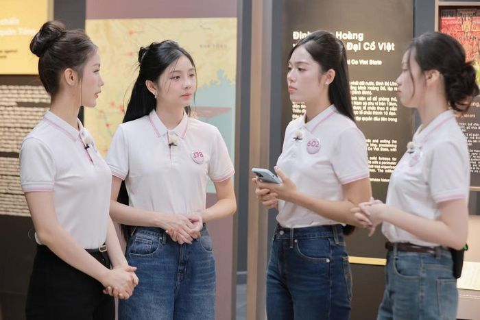 Không dừng ở việc tìm hiểu hiện vật, các cô gái còn trực tiếp đứng trước khách tham quan để giới thiệu những câu chuyện lịch sử. Các nhóm khách mà thí sinh tiếp cận đa dạng, từ người cao tuổi, trẻ em đến du khách nước ngoài.