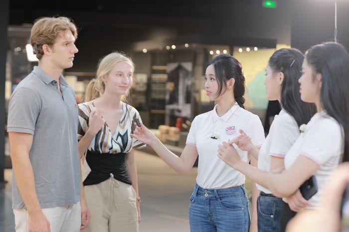 Với những vị khách quốc tế, khả năng sử dụng tiếng Anh trở thành một phần quan trọng của thử thách. Các thí sinh phải chuyển tải thông tin về hiện vật, sự kiện lịch sử bằng cách dễ hiểu, đồng thời chủ động giao tiếp và trả lời câu hỏi của khách.