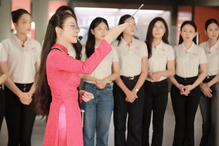 Dưới sự hướng dẫn của các thuyết minh viên, thí sinh tìm hiểu lịch sử qua từng khu trưng bày, đặc biệt là giai đoạn kháng chiến chống Mỹ từ năm 1954 đến 1975.