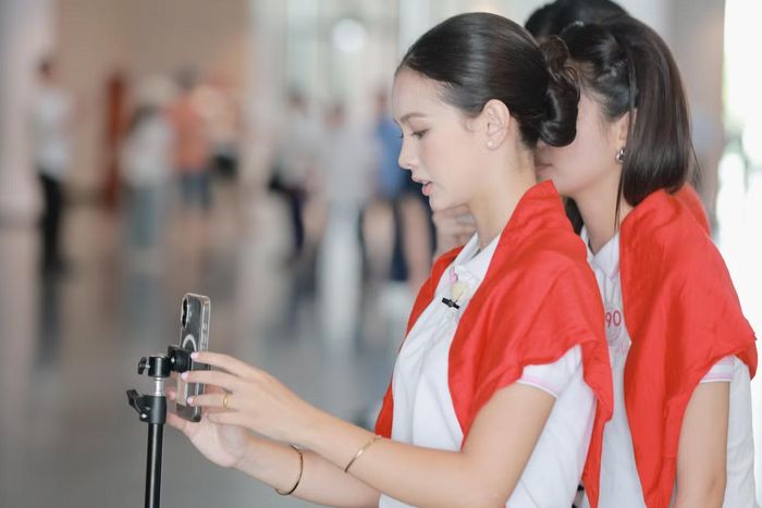Nhóm một đóng vai trò biên tập viên, tìm ra hai chủ đề, mỗi chủ đề gồm ba hiện vật ấn tượng để cung cấp nội dung cho nhóm hai. Nhóm hai trở thành những hướng dẫn viên, trực tiếp giới thiệu với khách tham quan. Trong khi đó, nhóm ba đảm nhận phần truyền thông, thực hiện một video dài khoảng 90 giây giới thiệu khu trưng bày đã khám phá và truyền tải thông điệp về lòng yêu nước tới giới trẻ.