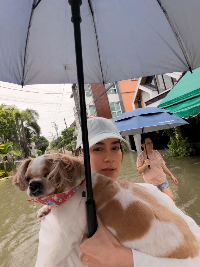 Buổi quay phim của nữ diễn viên Kimberley Anne Woltemas phải dừng lại vì ngập lụt. Ảnh: IG.