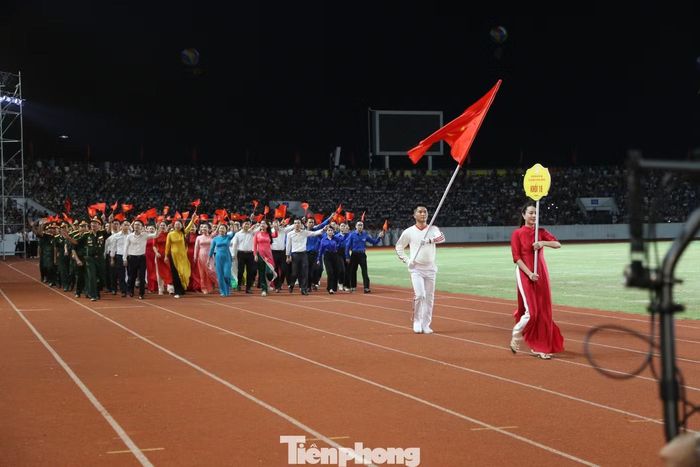 34 khối rước đại diện cho lực lượng vũ trang, các sở, ban, ngành, đoàn thể,