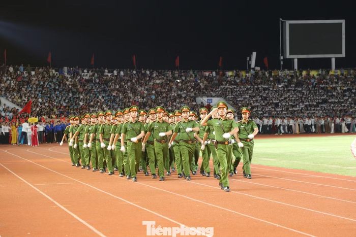 Các lực lượng vũ trang diễu binh tại lễ khai mạc