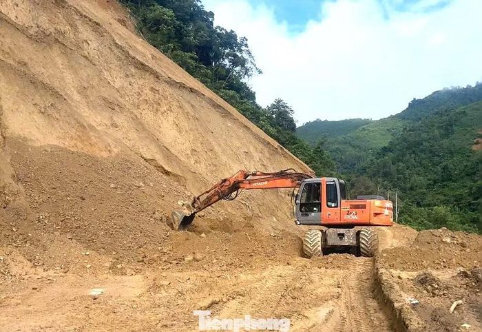 Những ngày qua, các đơn vị chức năng huy động 2 máy múc cỡ lớn cùng xe tải liên tục khắc phục hậu quả vụ sạt lở.
