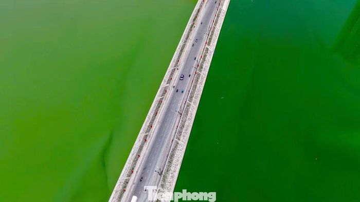 Đường Trung Thư chạy qua hồ điều hòa Mễ Trì - Đồng Bông 2, kết nối các khu dân cư đông đúc.
