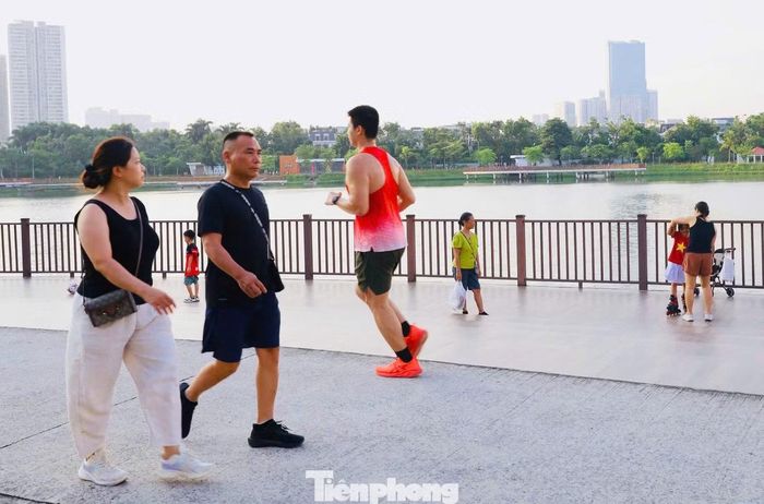 Người dân thoải mái đi dạo, vui chơi, tận hưởng các tiện ích.