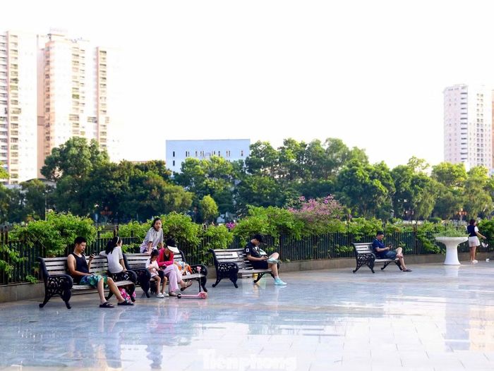Trong công viên, hồ điều hòa Thanh Xuân thu hút đông người dân đến tập thể dục, thư giãn mỗi ngày.