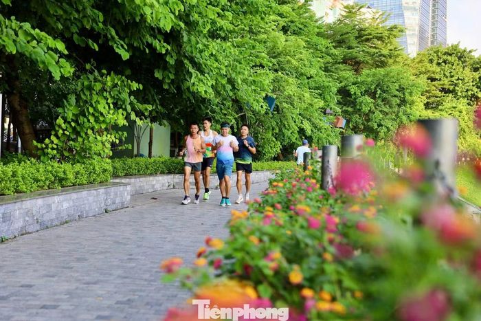 Trong 8 năm hoạt động, công viên góp phần điều hòa không khí, tạo không gian xanh, trong lành và hỗ trợ tiêu thoát nước, giảm ngập úng cho các tuyến Tố Hữu, Lê Văn Lương, Khuất Duy Tiến, Hoàng Minh Giám.
