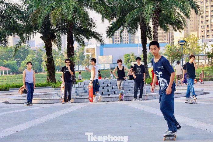 Với diện tích rộng, không gian thoáng đãng, nơi đây thường tập trung đông người dân đến thư giãn, tập thể dục.