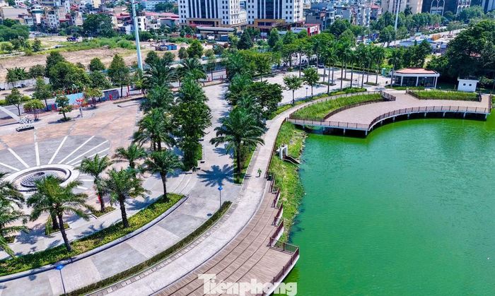 Nằm giữa công viên, hồ điều hòa Thanh Xuân và Hồ điều hòa Mễ Trì - Đồng Bông 2, công viên, hồ điều hòa Phùng Khoang có vai trò quan trọng trong việc thoát nước, chống ngập úng, cải thiện khí hậu, đồng thời tạo không gian xanh và góp phần nâng cao chất lượng sống cho người dân.