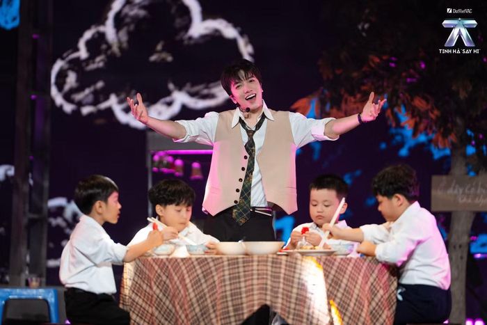  Không khí chuyển sang câu chuyện gia đình với Trễ giờ cơm của đội Quang Hùng MasterD. Quang Hùng, Wean, Sơn.K và Xuân Định KY xuất hiện trong hình ảnh học sinh mặc sơ mi trắng. Tiết mục theo chân những người trẻ lớn lên, rời nhà để học tập, làm việc và theo đuổi ước mơ. Chuyện đi chơi về muộn rồi bị bố mẹ gọi vào ăn cơm dần mang ý nghĩa khác khi họ sống xa gia đình nhiều năm. 