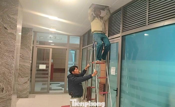 Công nhân kiểm tra, vệ sinh máy bơm nước ngưng của hệ thống điều hoà