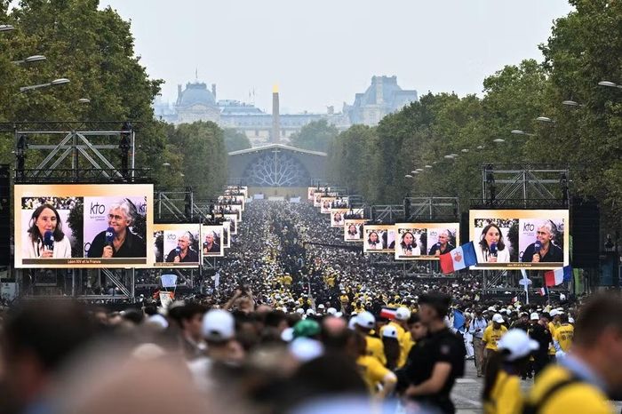 Đám đông tập trung trên quảng trường trung tâm thủ đô Paris để chào đón Giáo hoàng Leo.(Ảnh: AP)