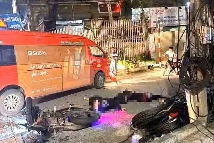 Hiện trường vụ tai nạn xe máy kẹp ba đâm vào xe trung chuyển.