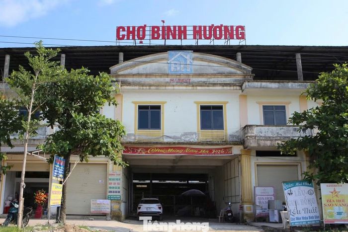 Chợ đầu mối Bình Hương nằm ở khu vực phía Bắc TP Hà Tĩnh cũ, do Hợp tác xã Đầu tư xây dựng, quản lý và khai thác chợ Bình Hương đầu tư theo hình thức xã hội hóa. Sau hơn 7 năm hoạt động, các hạng mục của dự án đã được hoàn thành.