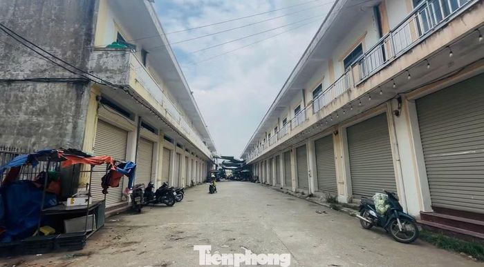 Không khí mua bán tại nhiều khu vực vắng vẻ. Trong số những dãy ki-ốt kéo dài, chỉ một số gian hàng có người sử dụng, phần lớn còn lại chưa được khai thác.