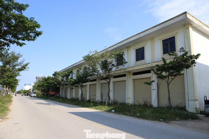 Theo ông Đức, nguyên nhân chủ yếu là dân cư quanh khu vực còn thưa, nhu cầu kinh doanh chưa cao. Bên cạnh đó, hình thức mua bán trực tuyến phát triển cũng ảnh hưởng đến hoạt động của chợ truyền thống. “Các khu dân cư mới đang hình thành. Khi dân cư đông hơn thì khả năng sẽ có nhiều người có nhu cầu thuê ki-ốt hơn”, ông Đức nói.